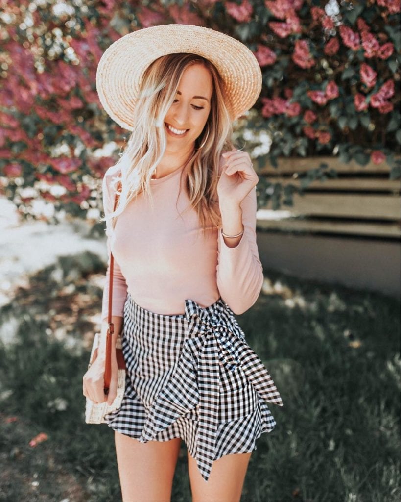 Stesha (@stesharose), family and fashion blogger and trend setter, in a fashionable summer outfit with hat